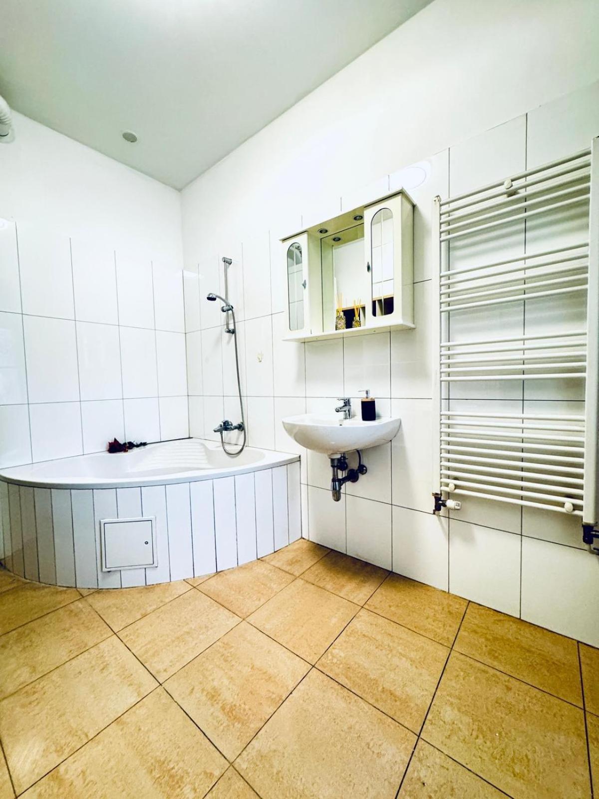 Affordable 1br & 1lr Apt, 7 Min To Westbahnhof Apartment Wien