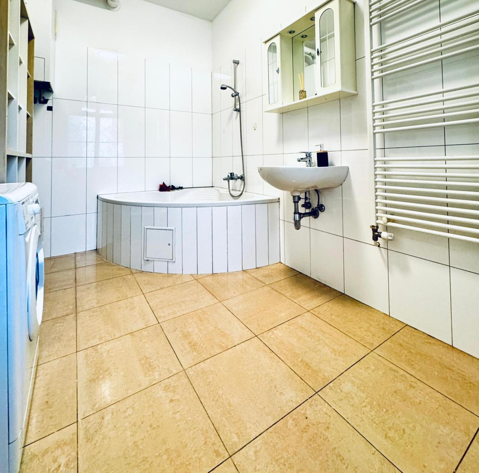 Affordable 1br & 1lr Apt, 7 Min To Westbahnhof Wien