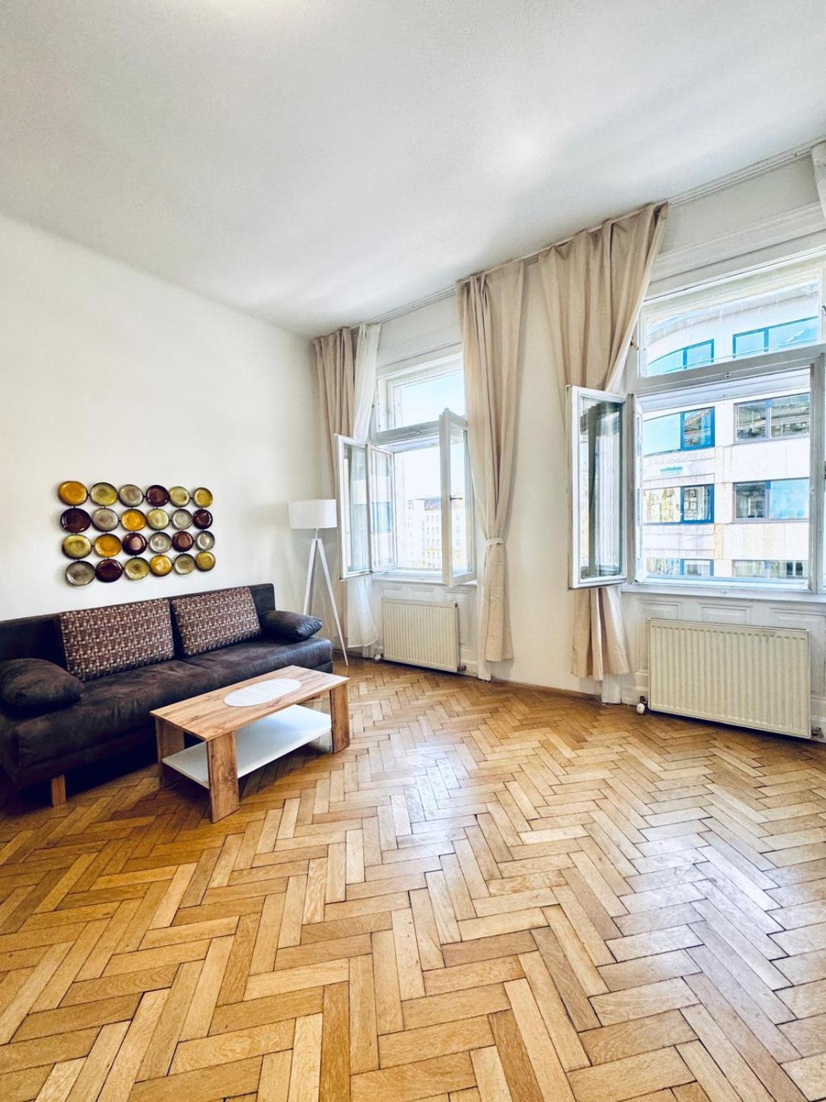 Affordable 1br & 1lr Apt, 7 Min To Westbahnhof Apartment Wien