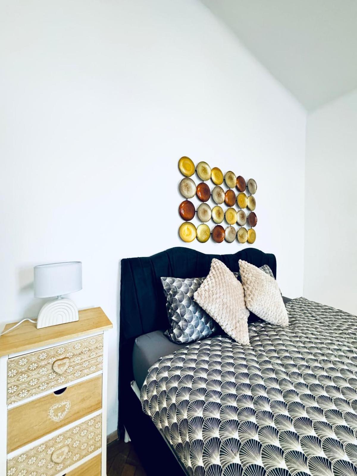 Affordable 1br & 1lr Apt, 7 Min To Westbahnhof Apartment Wien